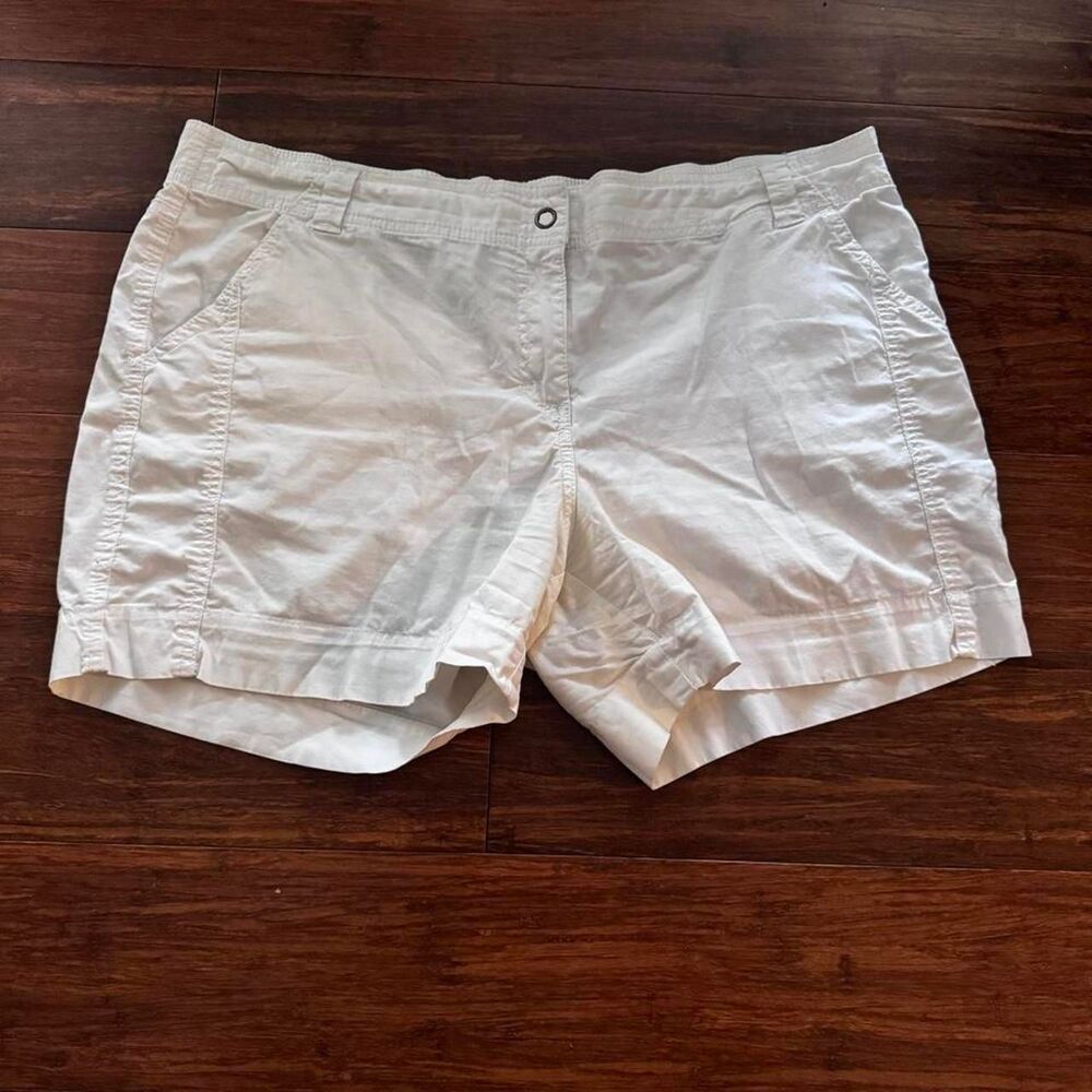 Bay-trading Women's White and Cream Shorts